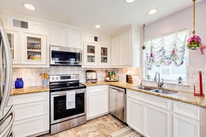 Kjøleskap, mikrobølgeovn, ovn og kokeplater