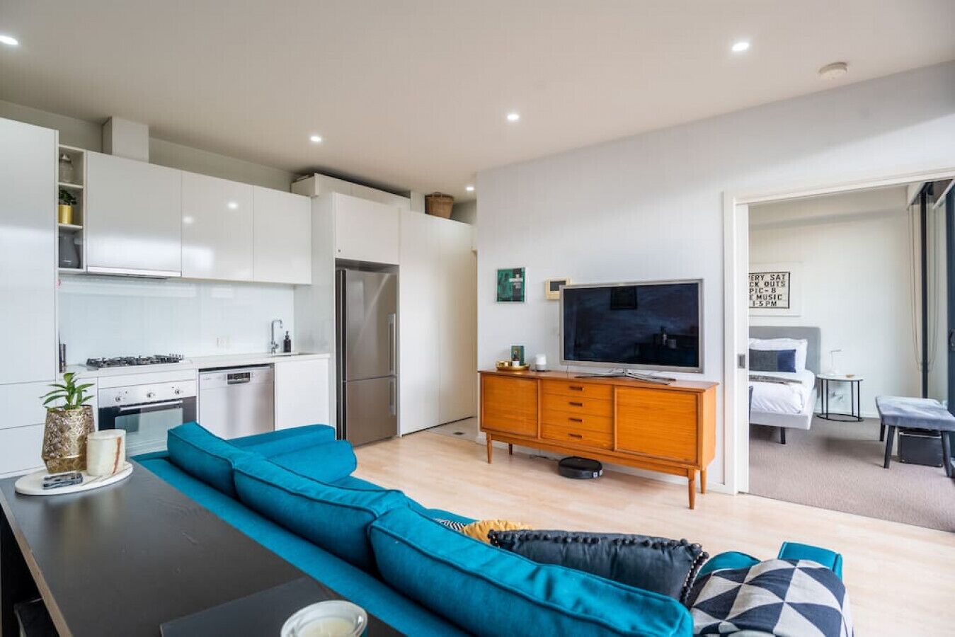 The Avenue - 500m to Chapel St, 100m Trams