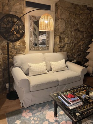 Fernseher, DVD-Player, Bücher