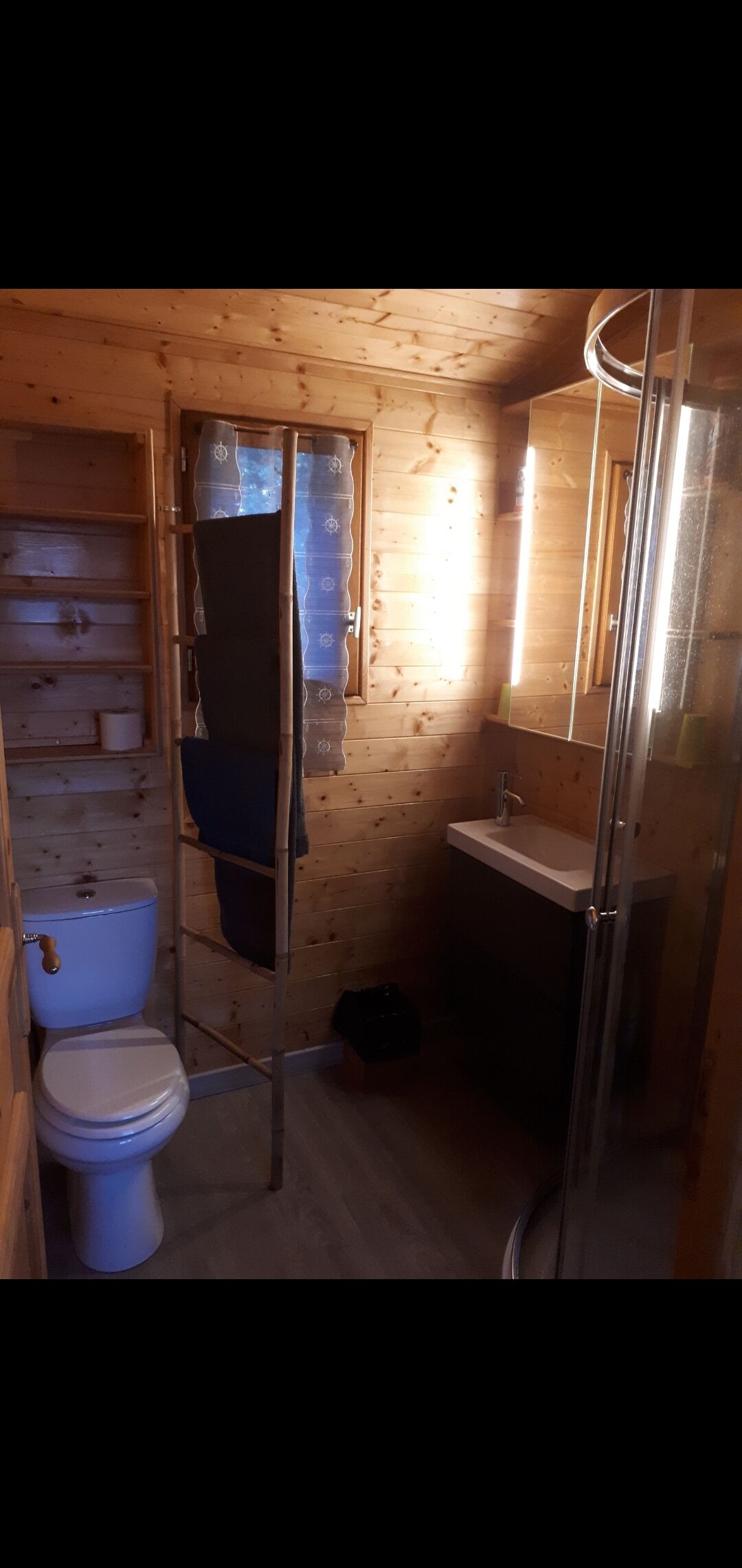 Roulotte toute équipée en garrigue au calme