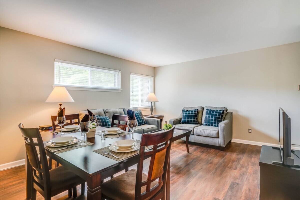 Basic Apartment | Living area | 32-inch flat-screen TV with digital channels, TV, Hulu