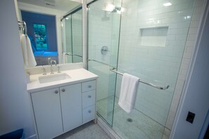 Kostenlose Toilettenartikel, Haartrockner, Handtücher, Seife