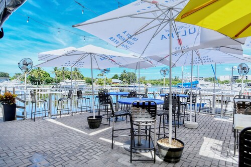 All-New, First Floor, Huge Pool, 70" TV, Tiki Bar!