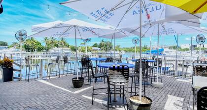 All-New, First Floor, Huge Pool, 70" TV, Tiki Bar!