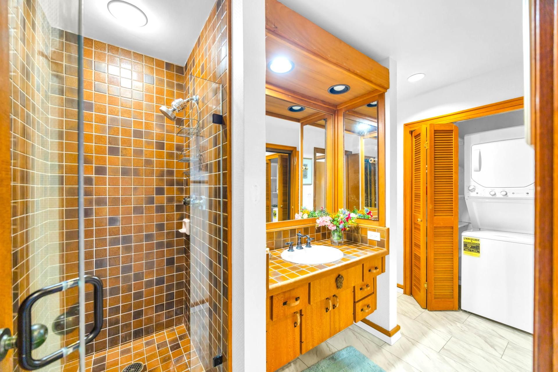 Un baño con ducha, lavamanos e inodoro.