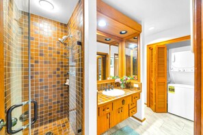 Ein Badezimmer mit Dusche, Waschbecken und Toilette.