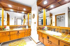 Douche, séchoir à cheveux, serviettes fournies