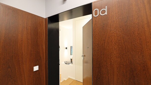 A wooden door with a small white switch and a door number '0d'. - FLH Gaia Homey Winery Flat (Vila Nova de Gaia)
