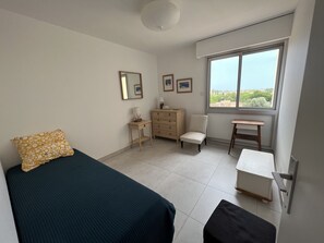 1 chambre, fer et planche à repasser