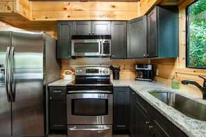 ثلاجة، ميكروويف، فرن، موقد طهي مسطح