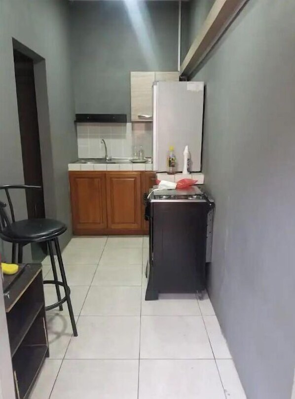 Refrigerador, microondas, parrilla de estufa y utensilios de cocina