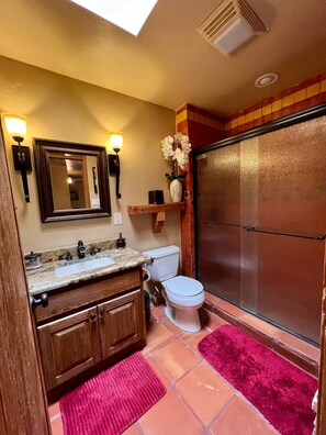 Tina, secadora de cabello, toallas 