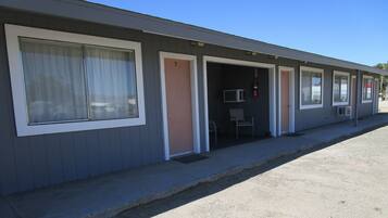 Vista frontal de la propiedad