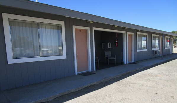 Vista frontal de la propiedad