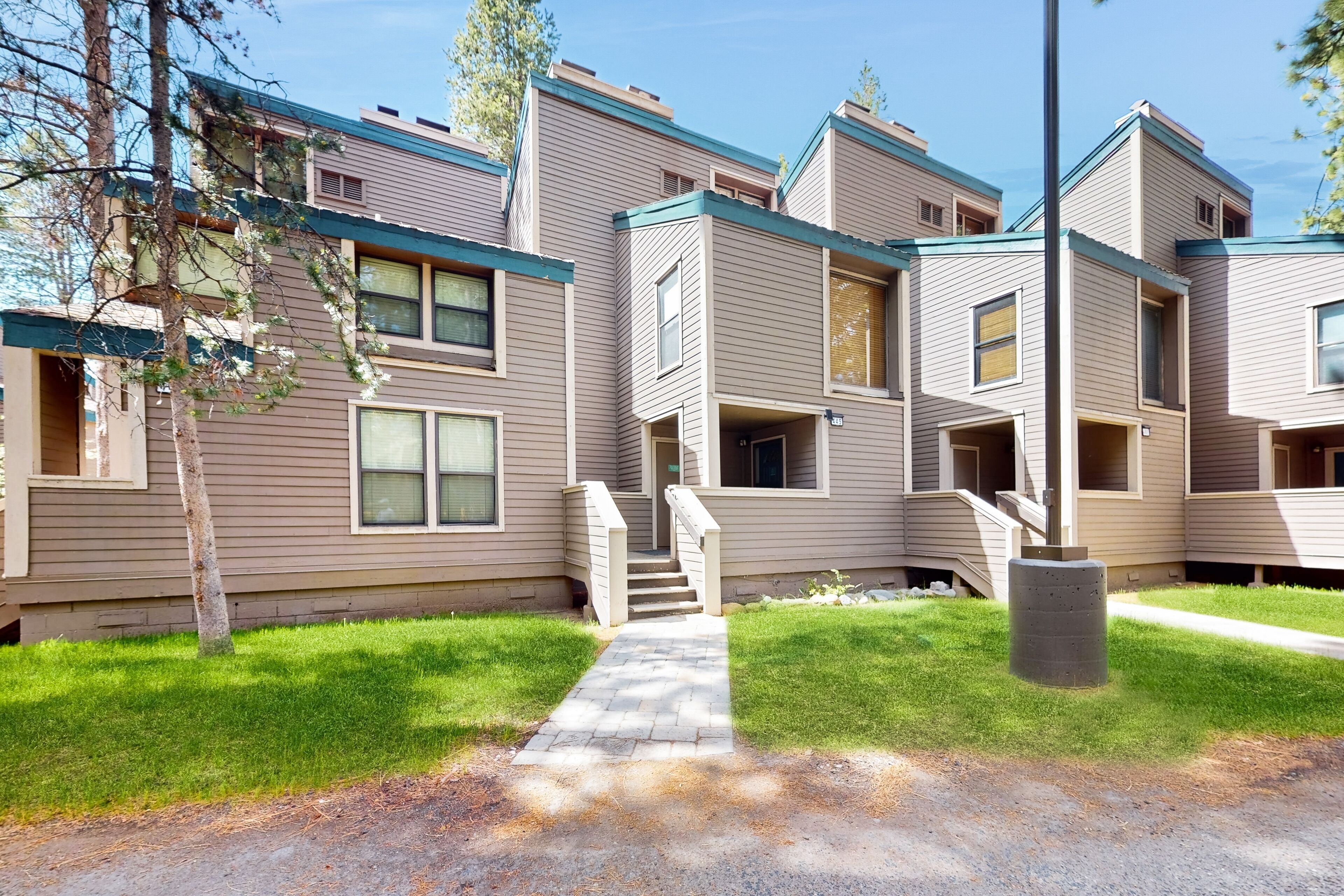 Enchanting lakefront condo with pool, hot tub, gym, fireplace & W/D