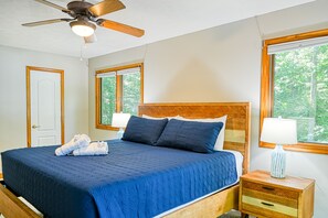 5 bedrooms, internet, bed sheets - Lakefront home with deck, hot tub, game room, kayaks, & fireplace (Bumpass)