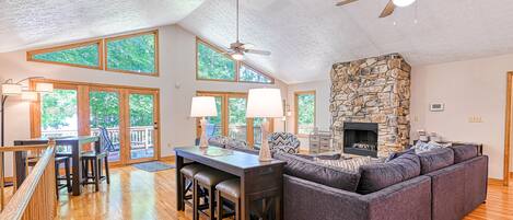 Télévision, cheminée, lecteur de DVD, baby-foot