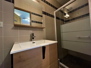 Shower, hair dryer - 100m from shops, 1st floor, view valley, balcony, fireplace or stove, parking, tv, ski locker, 116m² (Les Menuires)