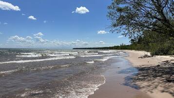 Plage à proximité, chaises longues, serviettes de plage