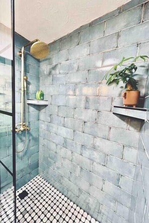 Dusche, Handtücher, Seife, Toilettenpapier