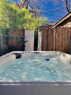 Bañera de hidromasaje al aire libre