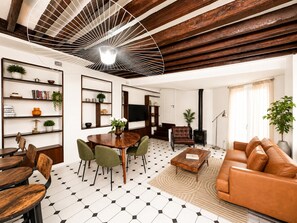 TV, offices - Spacious & modern property in Le Marais (Paris)