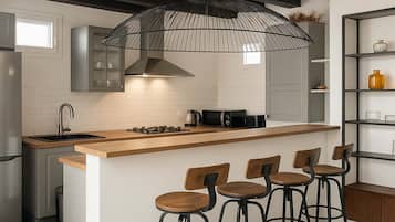 Réfrigérateur, micro-ondes, four, plaque de cuisson