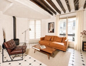 TV, offices - Spacious & modern property in Le Marais (Paris)
