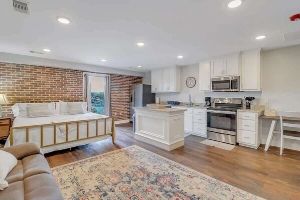 1 bedroom, desk, WiFi