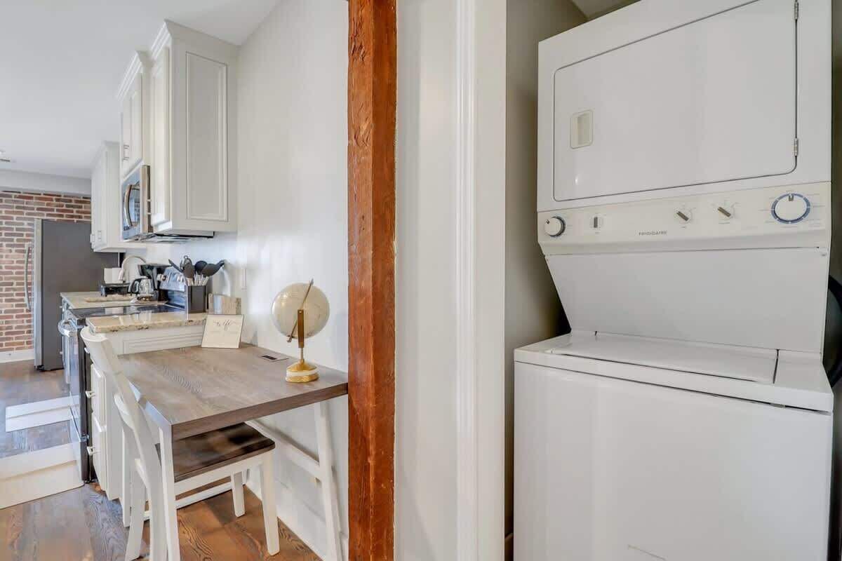 Een koelkast, een magnetron, een kookplaat, een vaatwasser