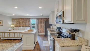 Jääkaappi, mikroaaltouuni, liesi, astianpesukone