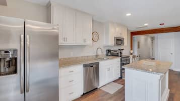 Fridge, microwave, stovetop, dishwasher