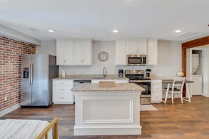 Réfrigérateur, four à micro-ondes, surface de cuisson, lave-vaisselle