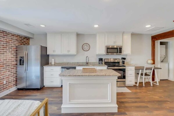 Refrigerador, microondas, parrilla de estufa y lavavajillas 