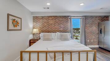 1 bedroom, desk, WiFi