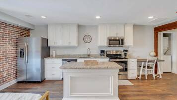 Fridge, microwave, stovetop, dishwasher