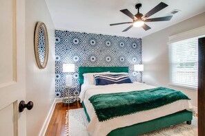 Desk, iron/ironing board, travel crib, WiFi - The Leaf Lodge - Walking Distance to MTSU 3Bed/2Ba (Murfreesboro)