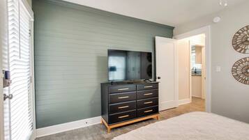 Skrivebord, strykejern/-brett, reiseseng for barn og wi-fi