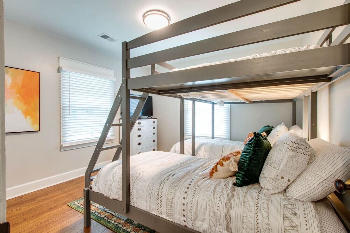 Escritorio, tabla de planchar con plancha, cuna de viaje y wifi 