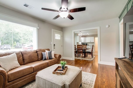 TV. The Leaf Lodge - Walking Distance to MTSU 3Bed/2Ba
