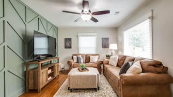 Una televisión, libros