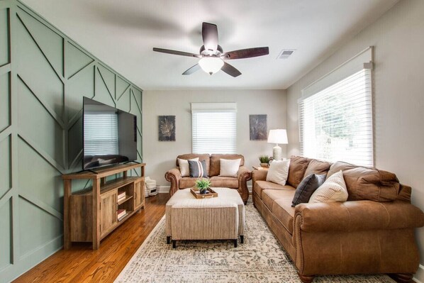 TV, books - The Leaf Lodge - Walking Distance to MTSU 3Bed/2Ba (Murfreesboro)