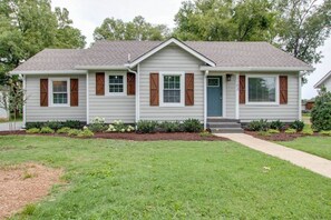 A single-story house with a front porch, a small front yard, and a mailbox. - The Leaf Lodge - Walking Distance to MTSU 3Bed/2Ba (Murfreesboro)