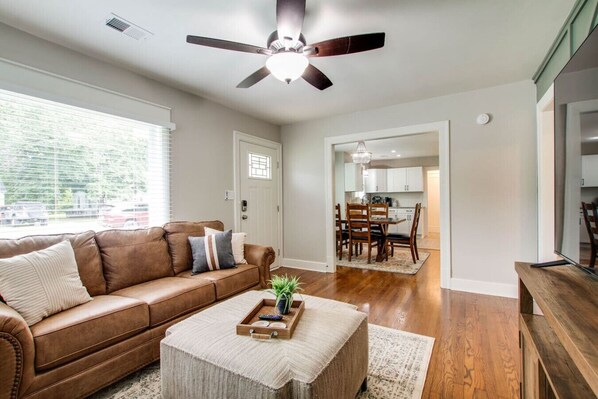 TV - The Leaf Lodge - Walking Distance to MTSU 3Bed/2Ba (Murfreesboro)