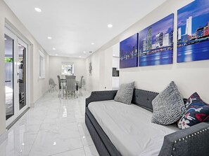 TV, Netflix, ping pong, streaming services - Playhouse! 3mi Hard Rock, Heated Pool, Tub & Games (Miami Gardens)