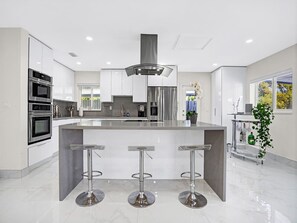 Fridge, microwave, oven, stovetop - Playhouse! 3mi Hard Rock, Heated Pool, Tub & Games (Miami Gardens)