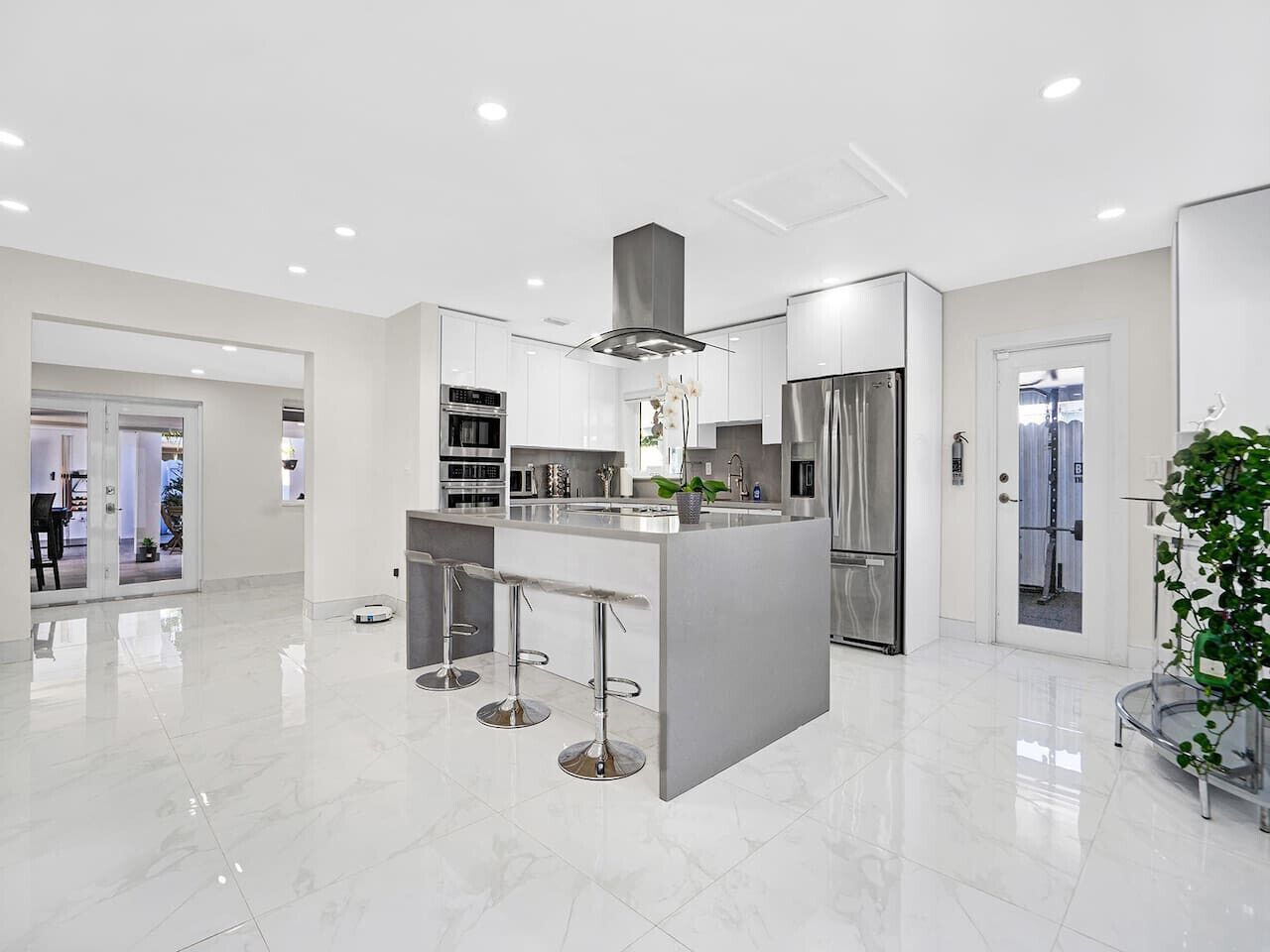 冷蔵庫、電子レンジ、オーブン、コンロ