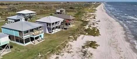 Playa en los alrededores y camastros
