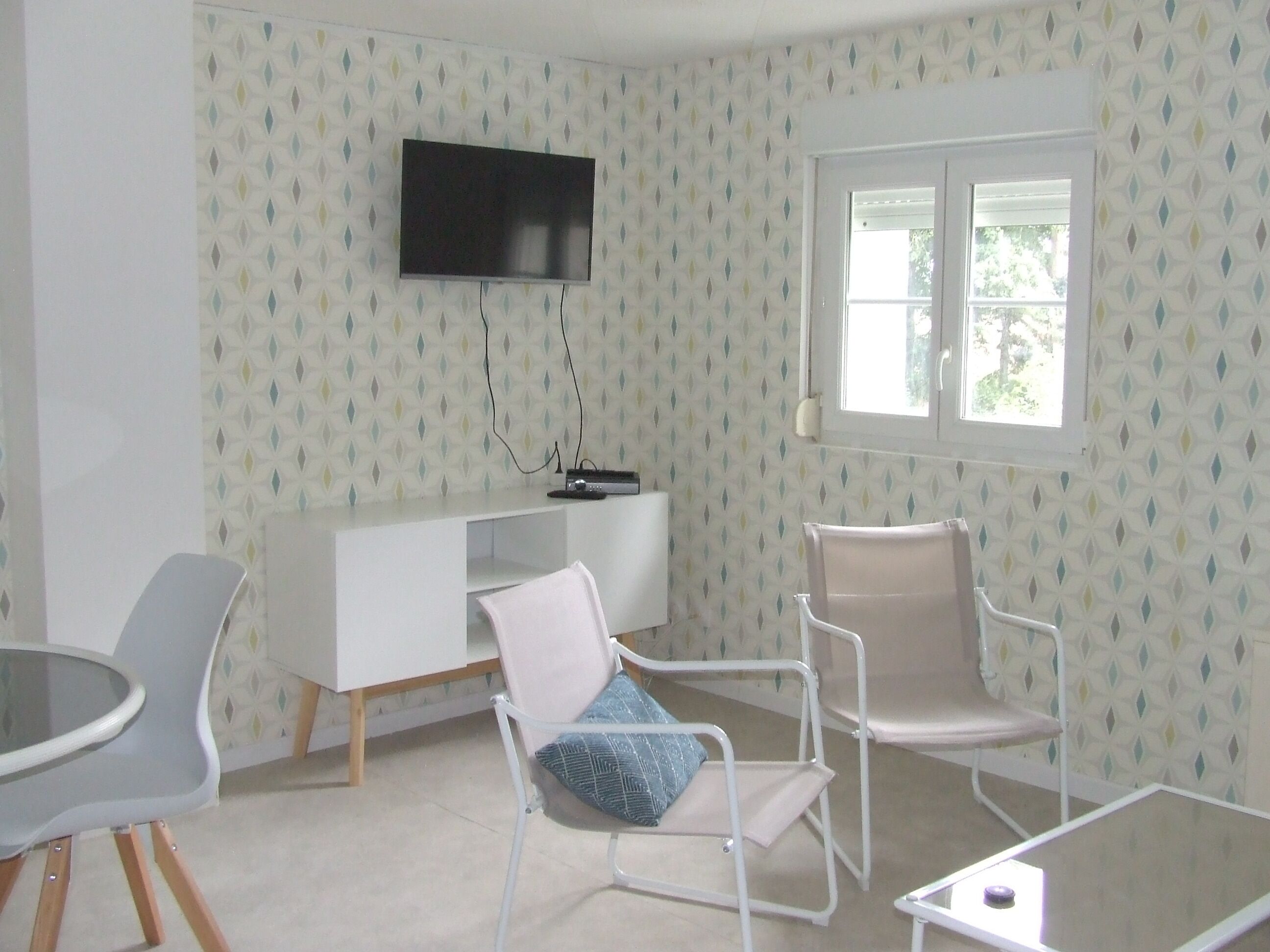 Spacious apartment in great calm, on the 1st floor; independent entrance, parking 