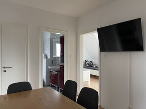 Appartement Ville, plusieurs lits | Restauration dans la chambre